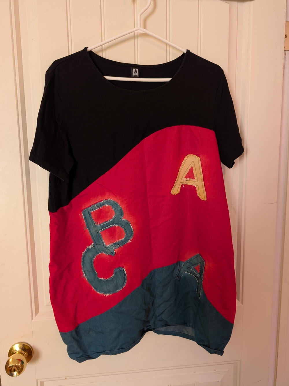 Women's Colorblock Short Sleeve Tee with Letter Appliqués - Black, Red, Teal